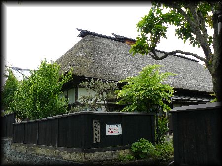 ���q����