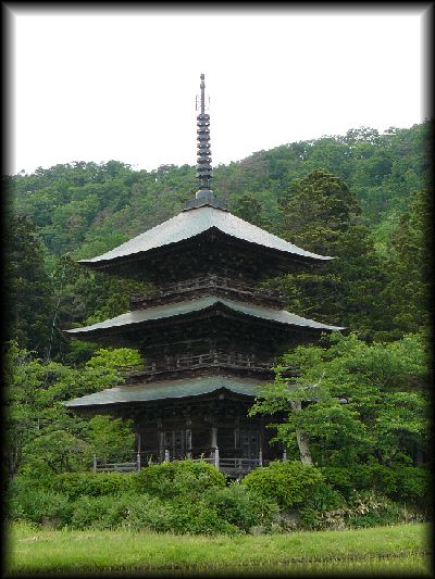 安久津八幡神社の境内に建立された三重塔