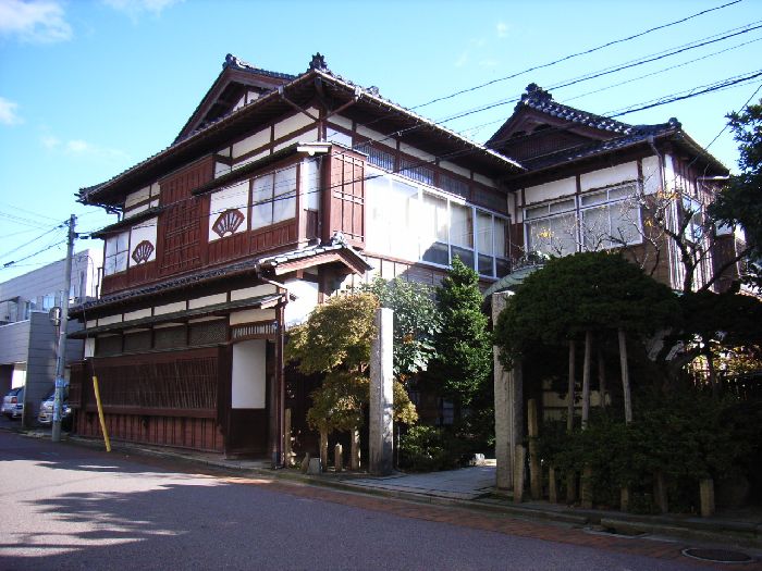 ���R�������