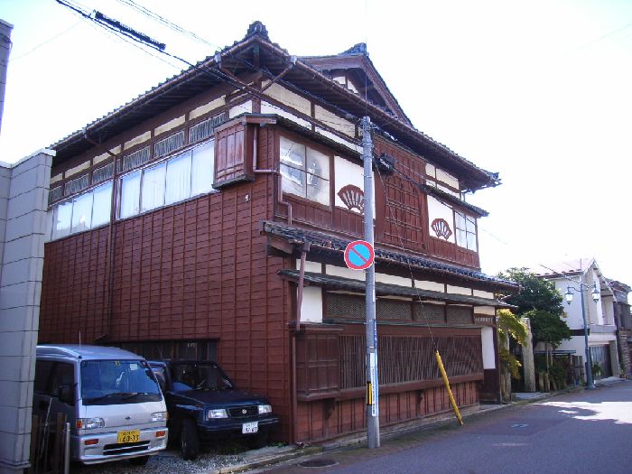 ���R�������