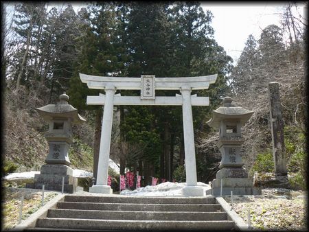 熊谷神社の境内正面に設けられた石鳥居